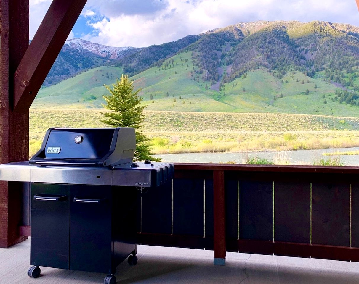 Remote Riverfront Cabin with Porch and Amazing Views in Montana