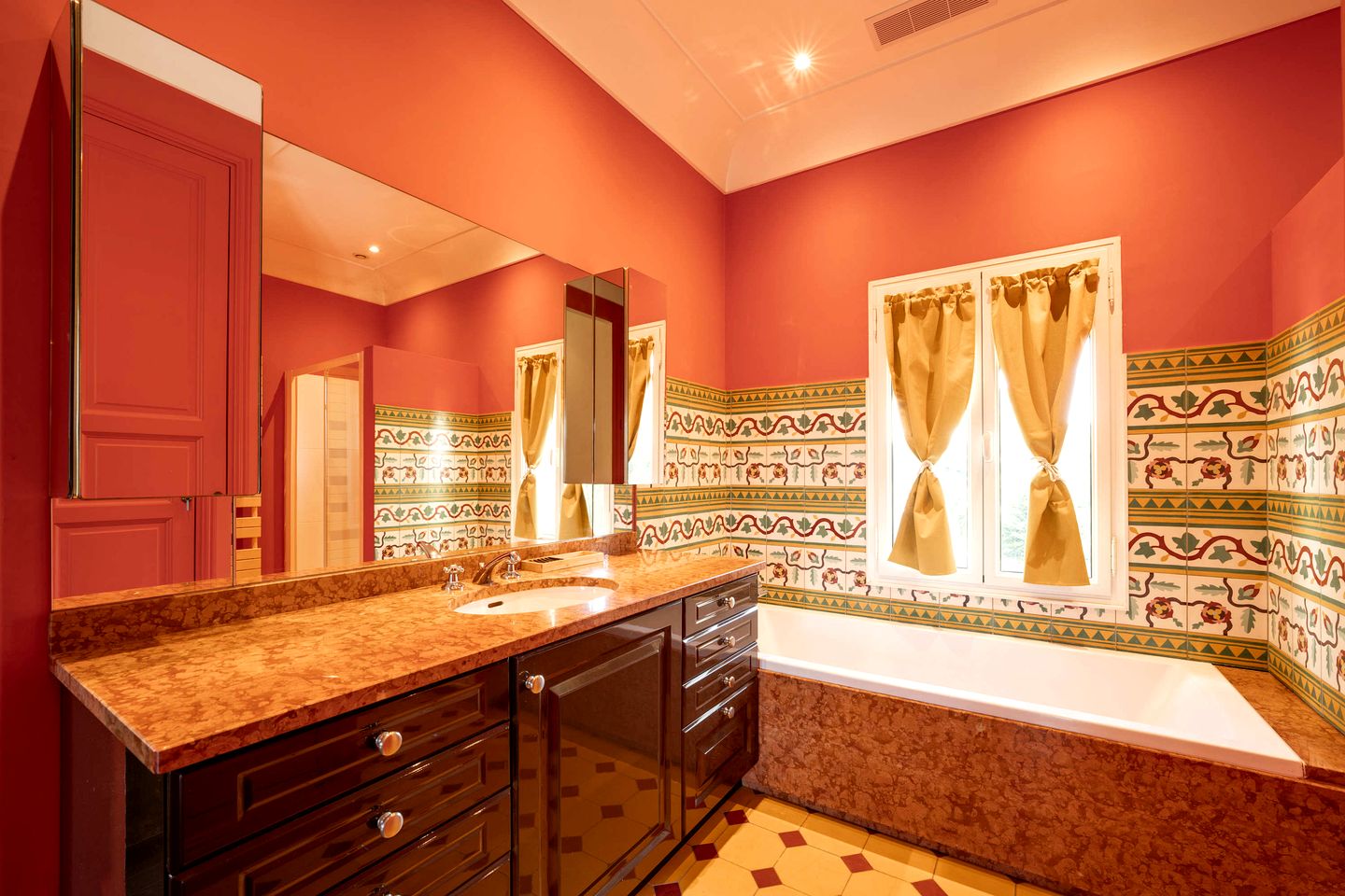 Elegant Family Villa with Private Pool and Lush Garden, Located Near Medieval Village, Biot, Provence-Alpes-Côte d’Azur