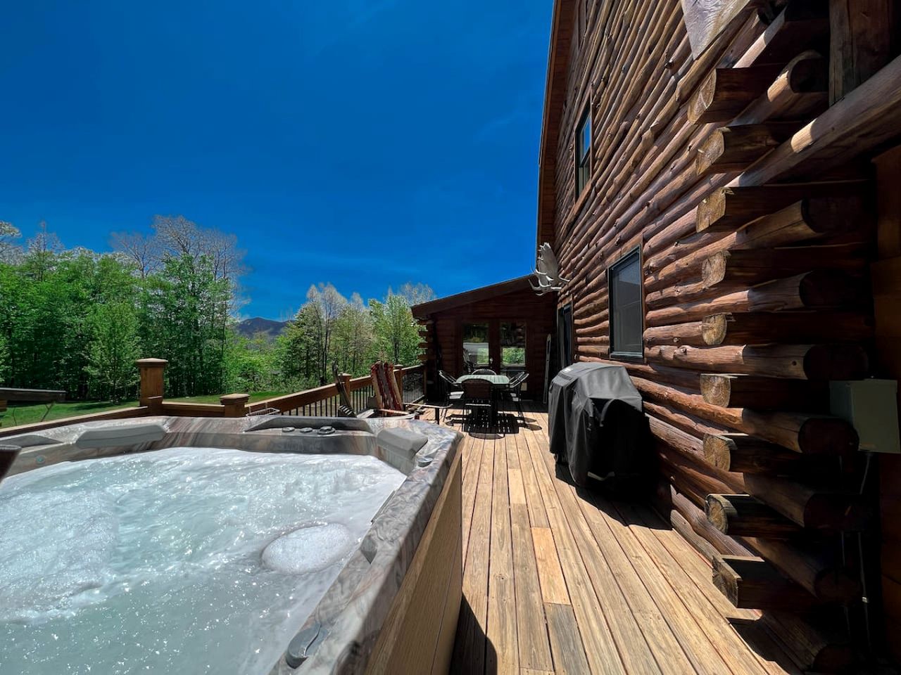 Magical Cabin with Outdoor Bar and Jacuzzi in New Hampshire
