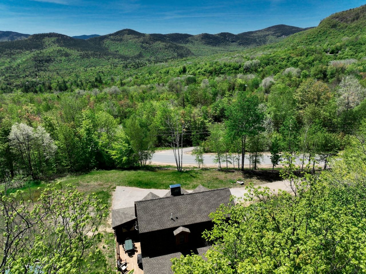 Magical Cabin with Outdoor Bar and Jacuzzi in New Hampshire