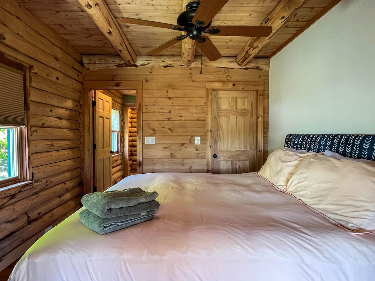 Magical Cabin with Outdoor Bar and Jacuzzi in New Hampshire