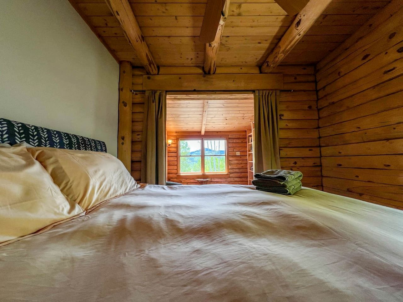 Magical Cabin with Outdoor Bar and Jacuzzi in New Hampshire