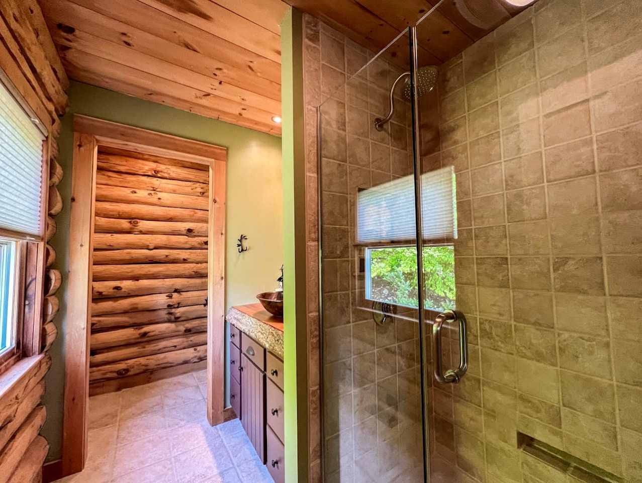 Magical Cabin with Outdoor Bar and Jacuzzi in New Hampshire