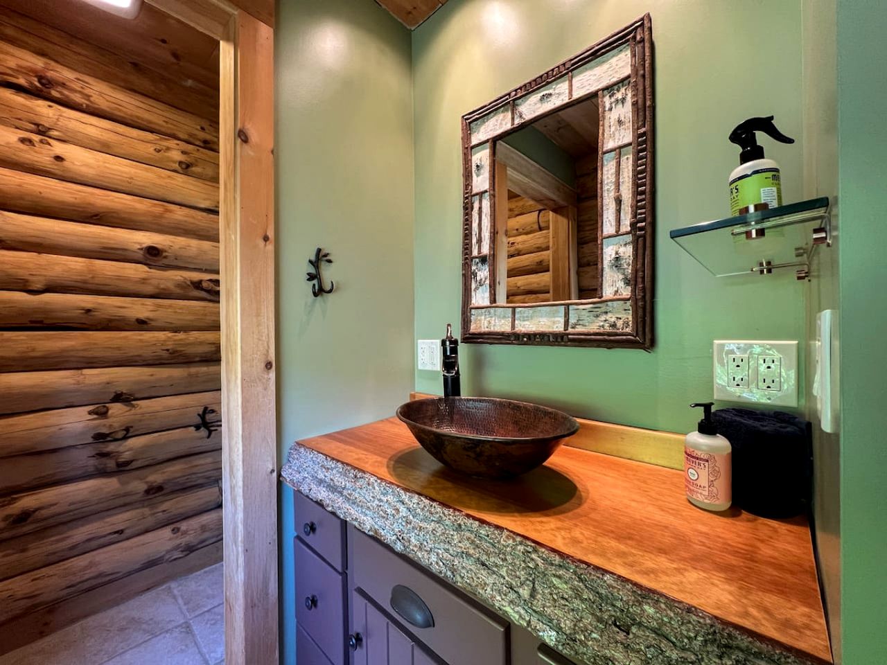 Magical Cabin with Outdoor Bar and Jacuzzi in New Hampshire