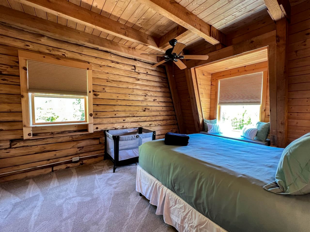 Magical Cabin with Outdoor Bar and Jacuzzi in New Hampshire