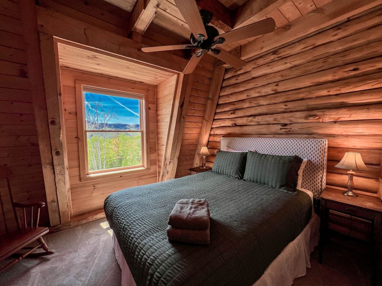 Magical Cabin with Outdoor Bar and Jacuzzi in New Hampshire