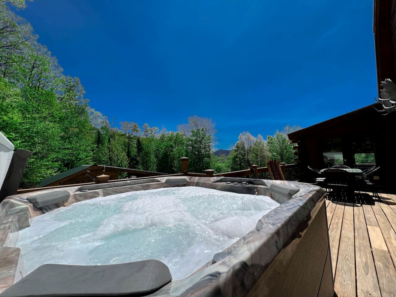 Magical Cabin with Outdoor Bar and Jacuzzi in New Hampshire