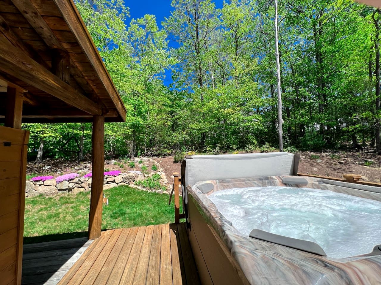 Magical Cabin with Outdoor Bar and Jacuzzi in New Hampshire