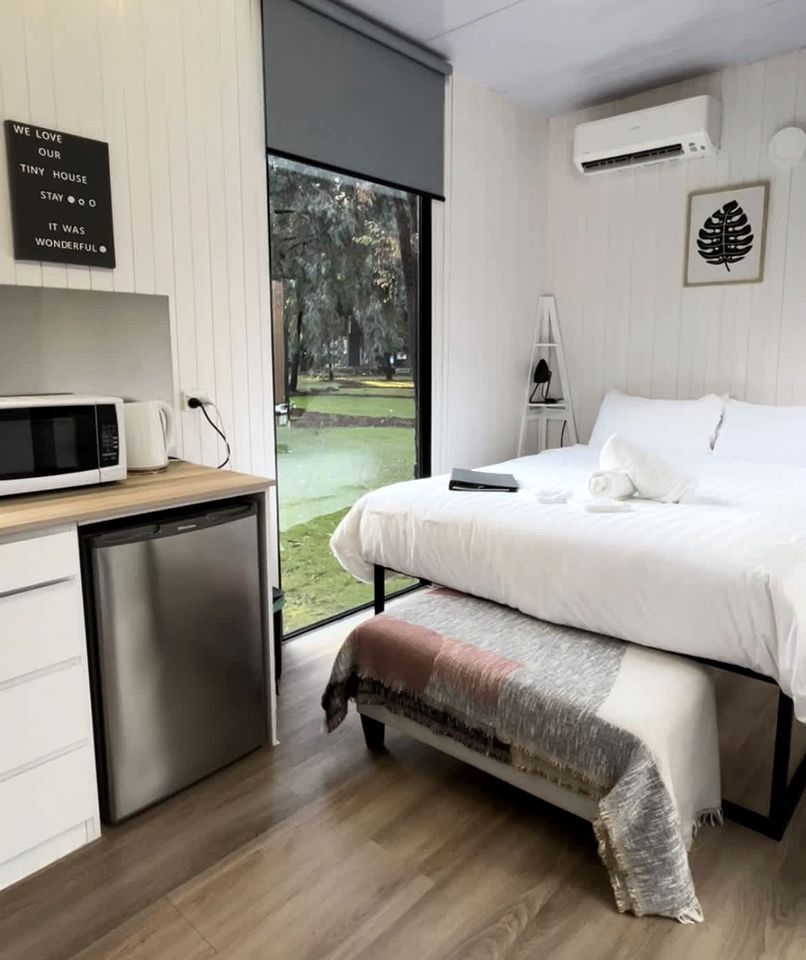 Magical Tiny House with Pool Table and Tennis Court in Victoria, Australia