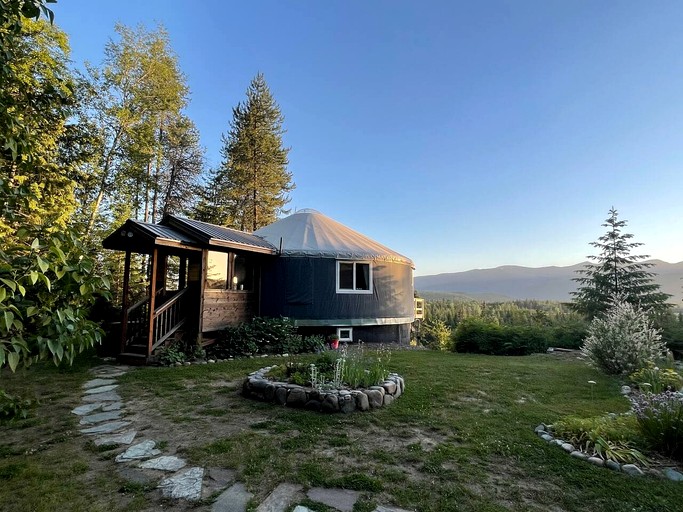 Cozy Mountain Yurt with Panoramic Views near Selkirk Mountains, Sandpoint Idaho