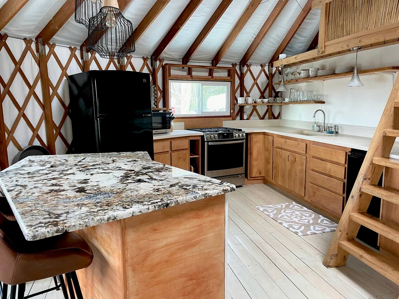 Cozy Mountain Yurt with Panoramic Views near Selkirk Mountains, Sandpoint Idaho