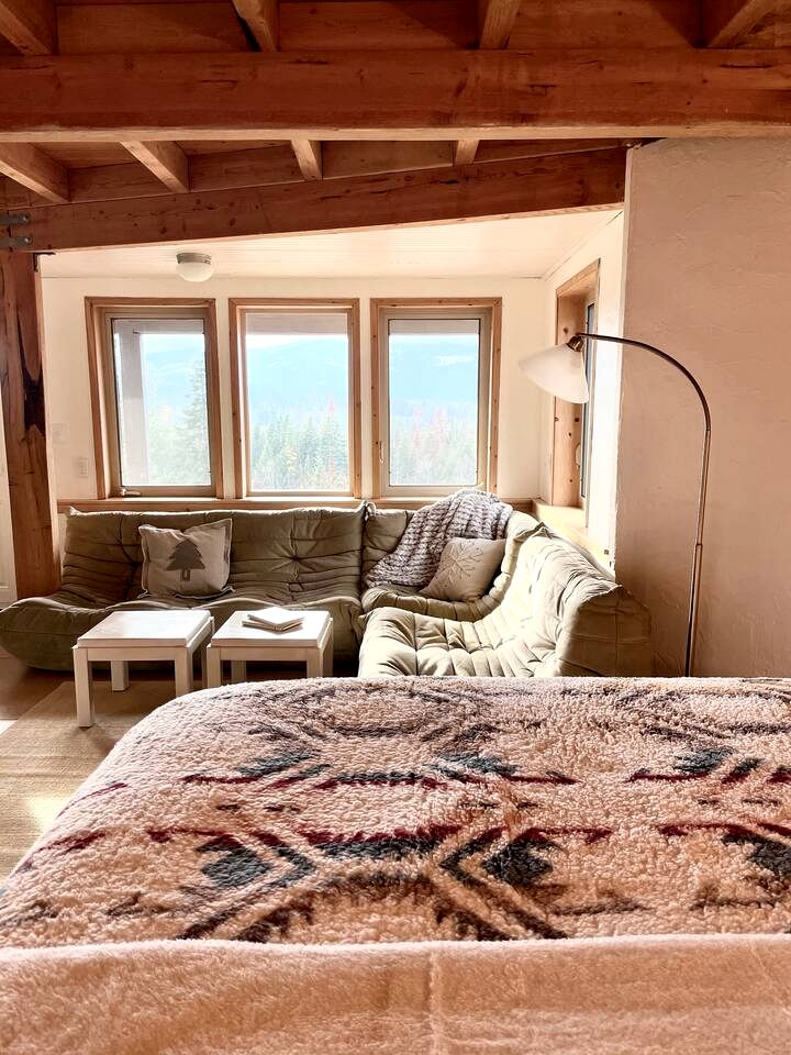 Cozy Mountain Yurt with Panoramic Views near Selkirk Mountains, Sandpoint Idaho