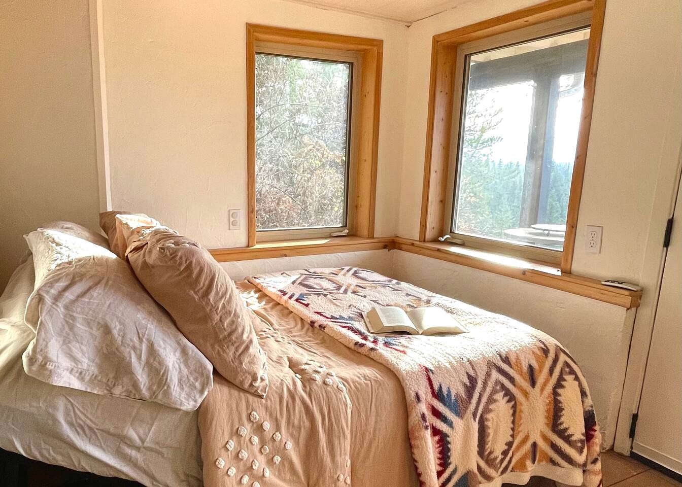 Cozy Mountain Yurt with Panoramic Views near Selkirk Mountains, Sandpoint Idaho