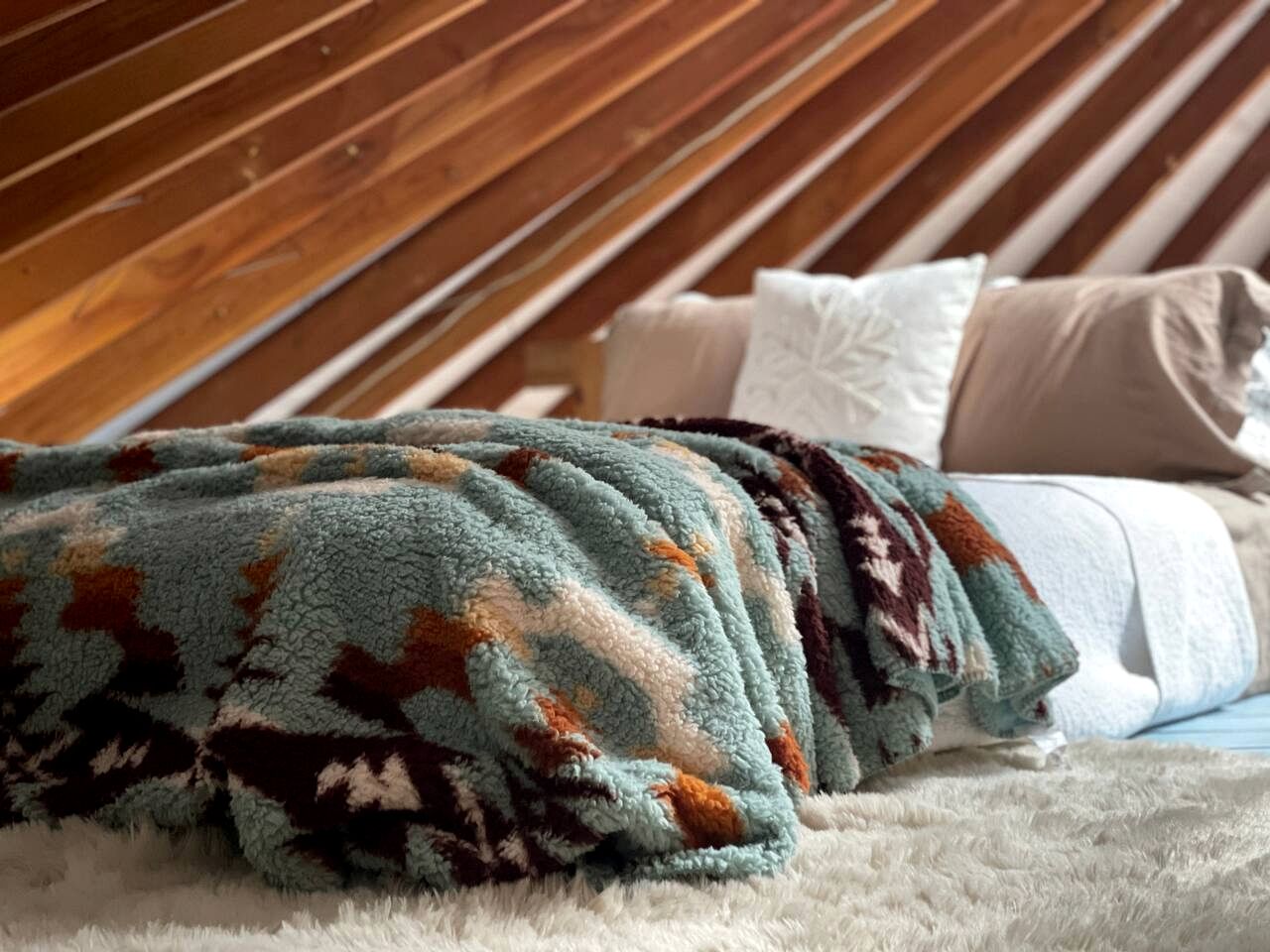 Cozy Mountain Yurt with Panoramic Views near Selkirk Mountains, Sandpoint Idaho