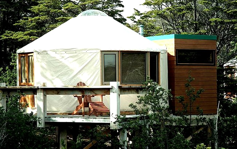 Yurts (Torres del Paine, Magallanes, Chile)