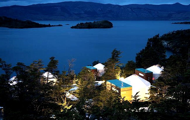 Yurts (Torres del Paine, Magallanes, Chile)