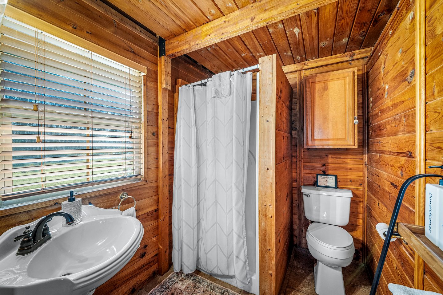 Magnific Secluded Cabin with Hot-tub in Mentone, Alabama