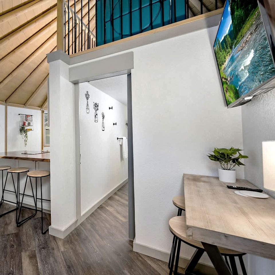 Charming Luxury Yurt-Cabin Retreat with Hot Tub Near Canyon Lake, Texas