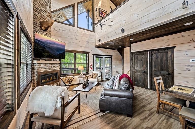 Spectacular Luxury Cabin with Indoor Pool, Hot Tub, and Game Room in Pigeon Forge, Tennessee