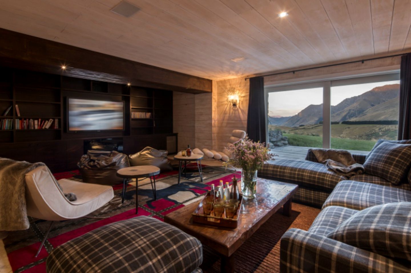 Romantic Suite Rental for Two with Mountain Views in Treble Cone, South Island