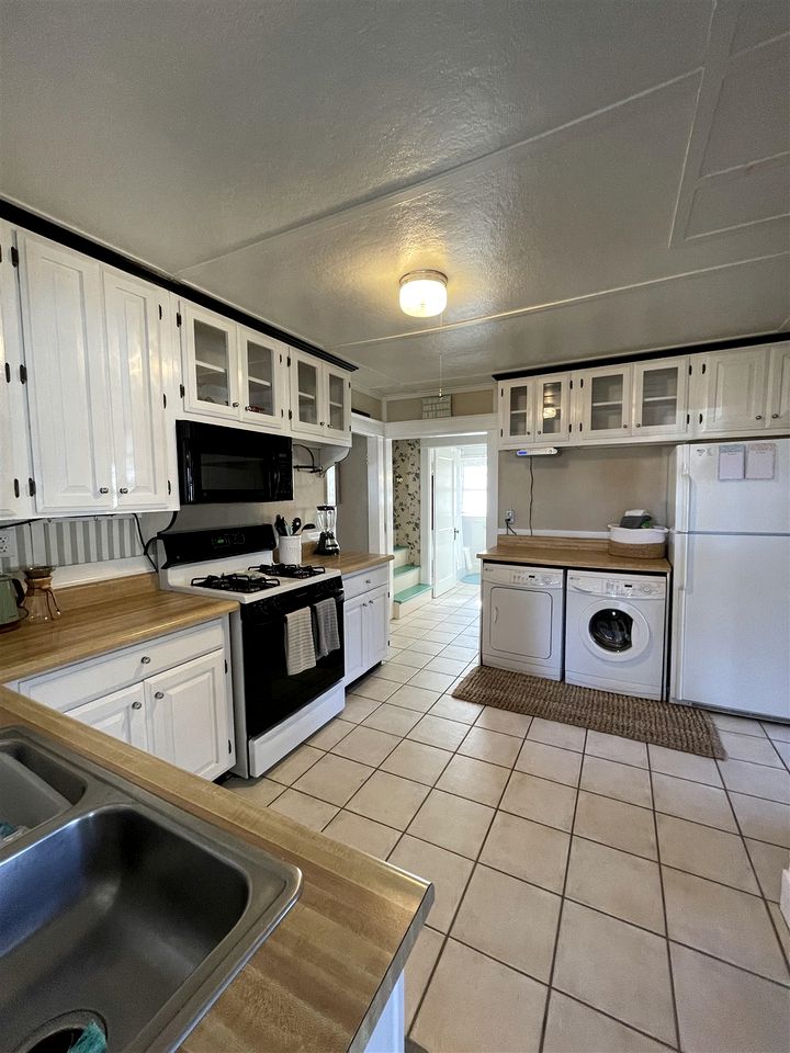MAINE STAY LAKE HOUSE-LIMIT12 home in Sebago, Maine
