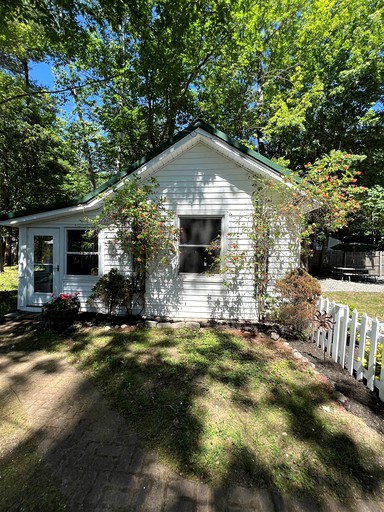 Cabins (United States of America, Sebago, Maine)