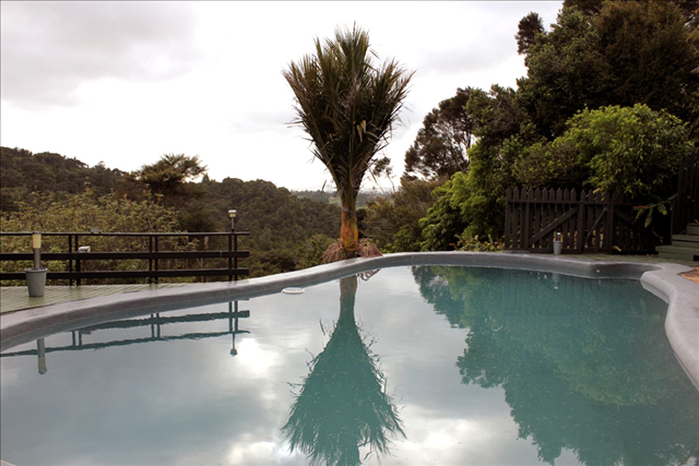 Quiet Romantic Getaway with an Outdoor Pool near Bethells Beach, New Zealand