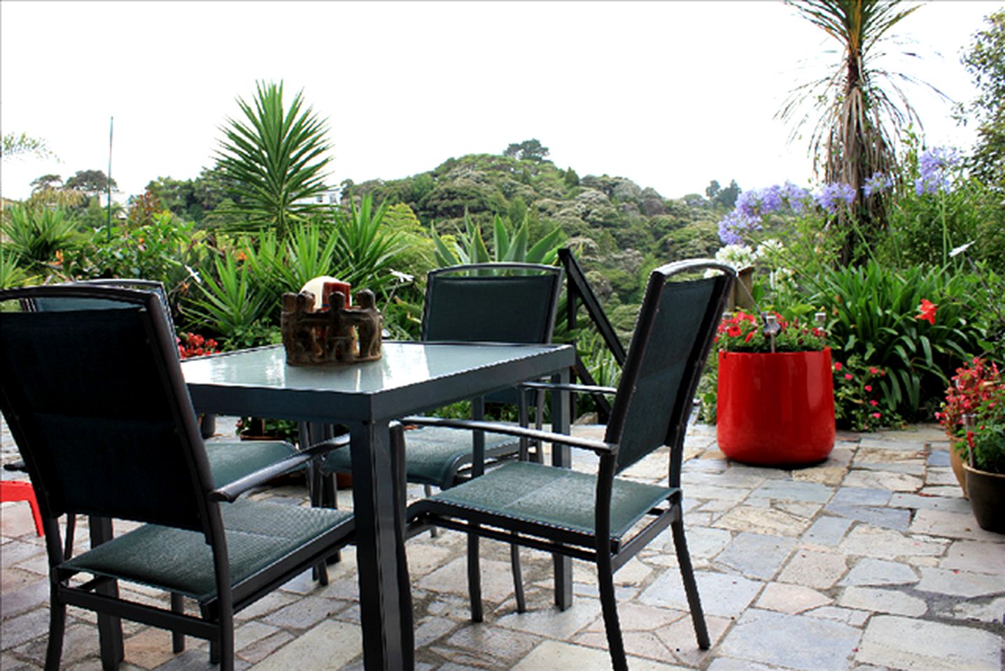 Quiet Romantic Getaway with an Outdoor Pool near Bethells Beach, New Zealand