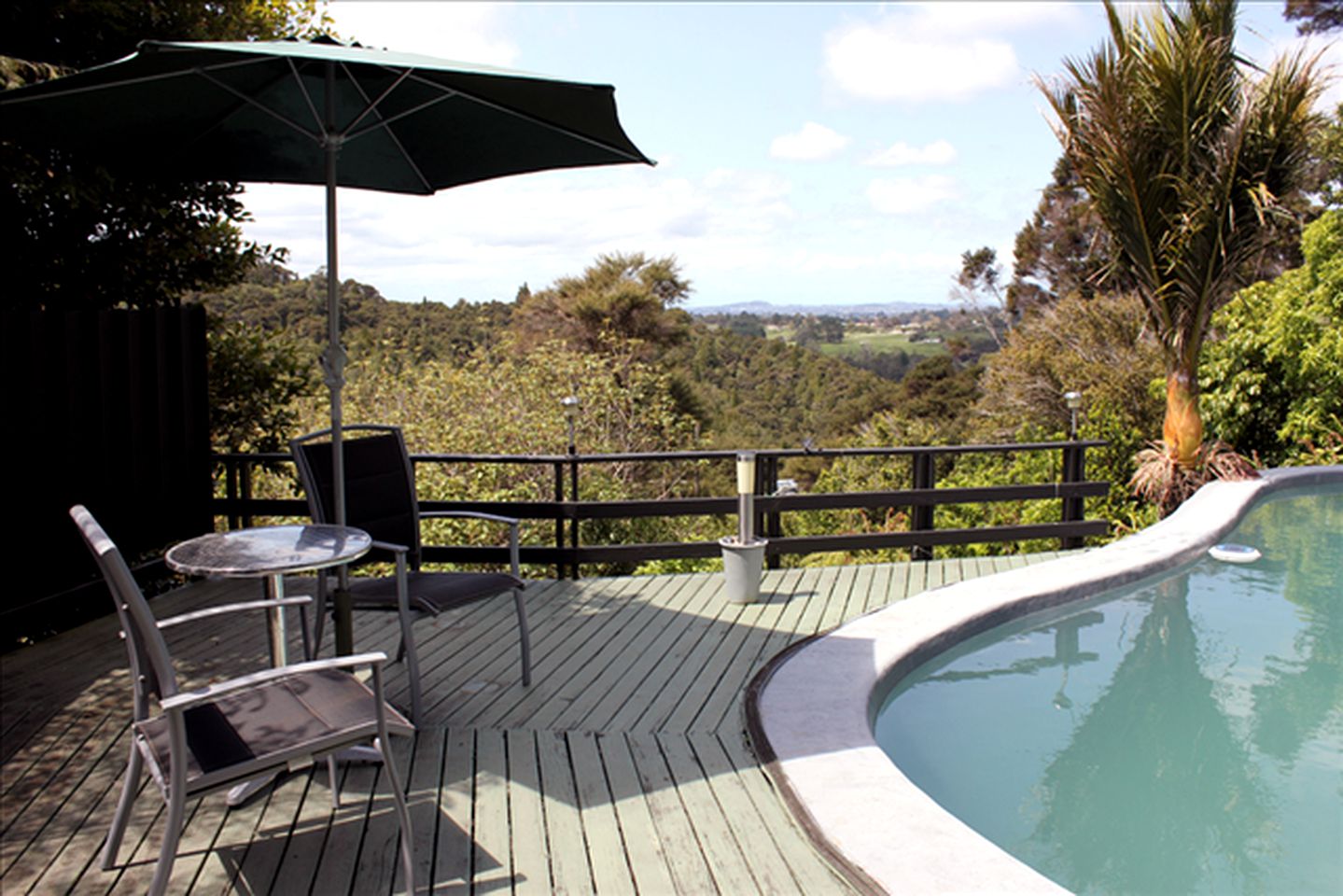 Quiet Romantic Getaway with an Outdoor Pool near Bethells Beach, New Zealand