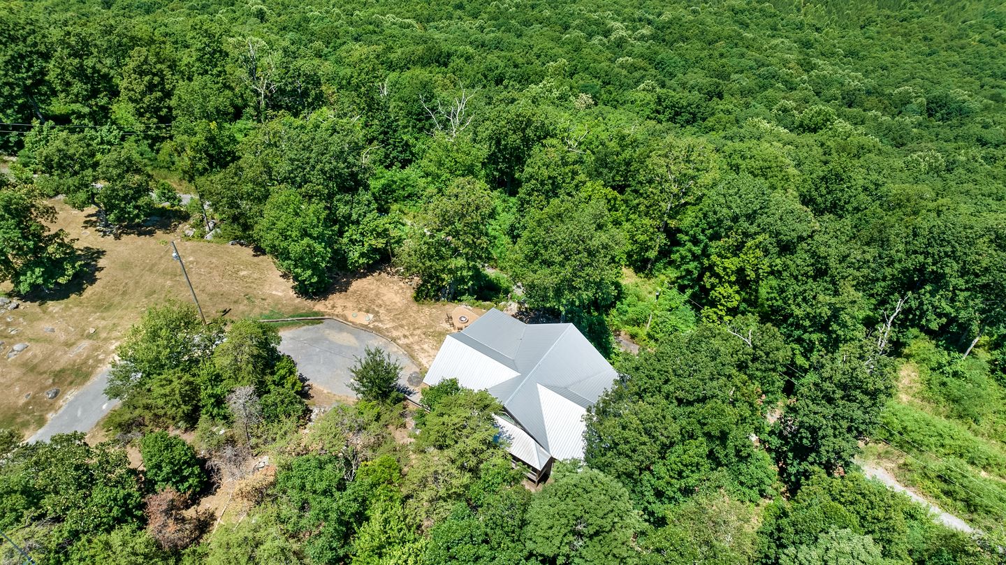 Sundance Rock -Majestic Cottage with Open Living Spaces and Views in Mentone, Alabama