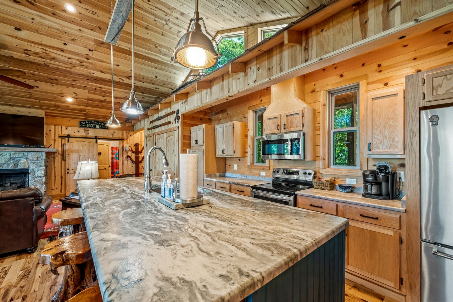 Sundance Rock -Majestic Cottage with Open Living Spaces and Views in Mentone, Alabama