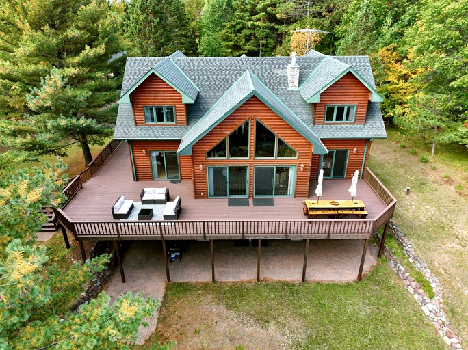 Grand Family-Friendly, Lake Front Cabin with Luxury Amenities for a Relaxing Getaway on Lake Tahkodah in the North Woods of Wisconsin