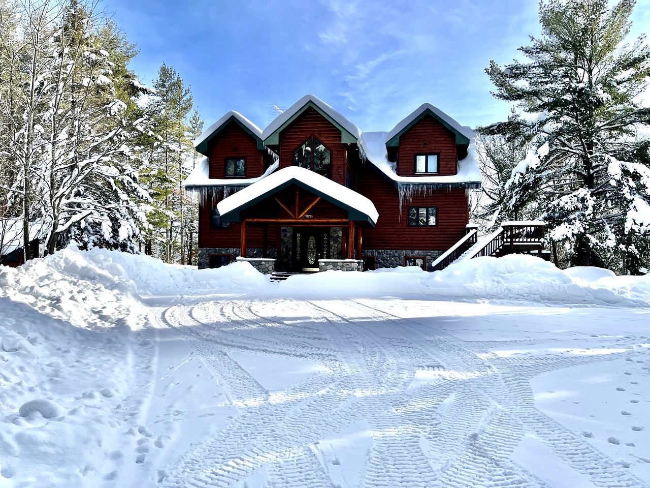 Grand Family-Friendly, Lake Front Cabin with Luxury Amenities for a Relaxing Getaway on Lake Tahkodah in the North Woods of Wisconsin