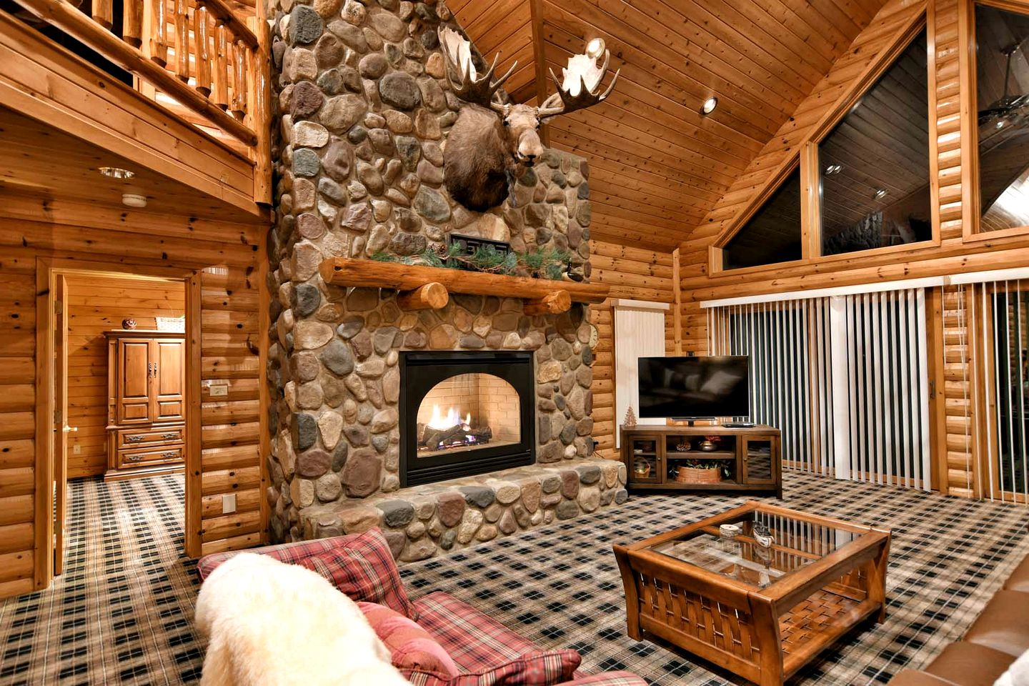 Grand Family-Friendly, Lake Front Cabin with Luxury Amenities for a Relaxing Getaway on Lake Tahkodah in the North Woods of Wisconsin