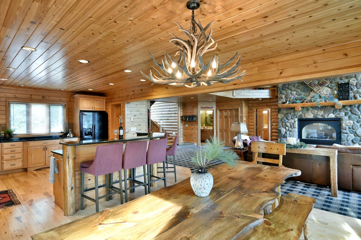 Grand Family-Friendly, Lake Front Cabin with Luxury Amenities for a Relaxing Getaway on Lake Tahkodah in the North Woods of Wisconsin