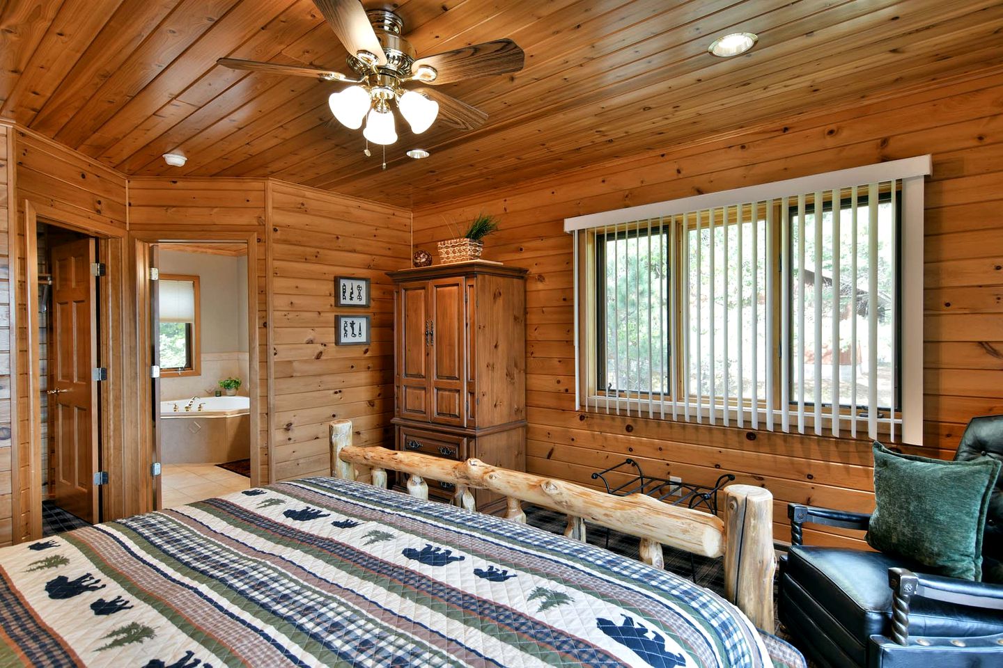 Grand Family-Friendly, Lake Front Cabin with Luxury Amenities for a Relaxing Getaway on Lake Tahkodah in the North Woods of Wisconsin