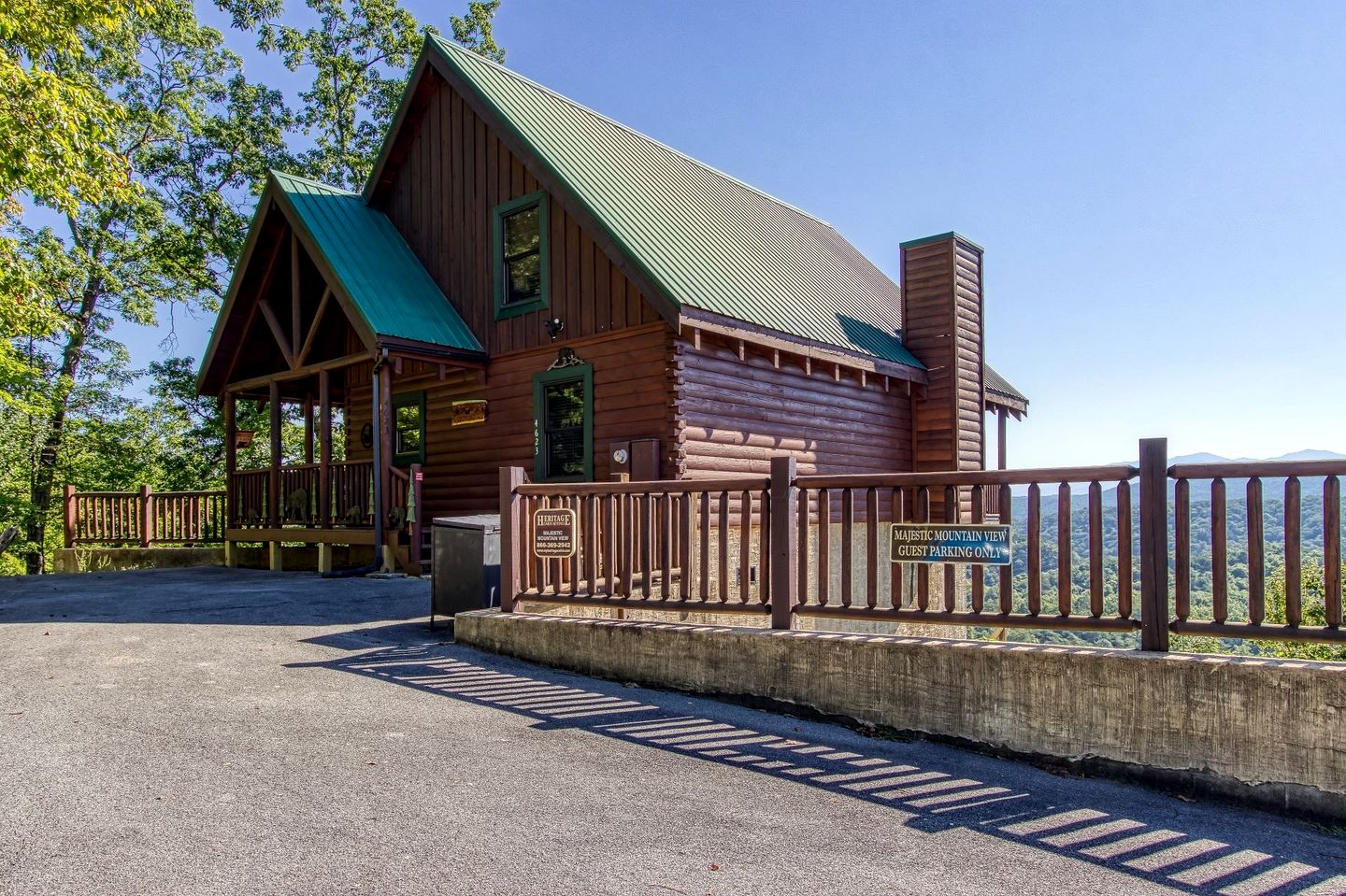 Cabin Retreat with Jacuzzi, Pool Table and Pool in Pigeon Forge, Tennessee