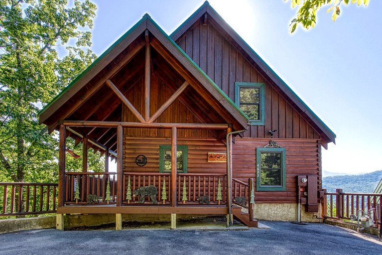 Cabin Retreat with Jacuzzi, Pool Table and Pool in Pigeon Forge, Tennessee