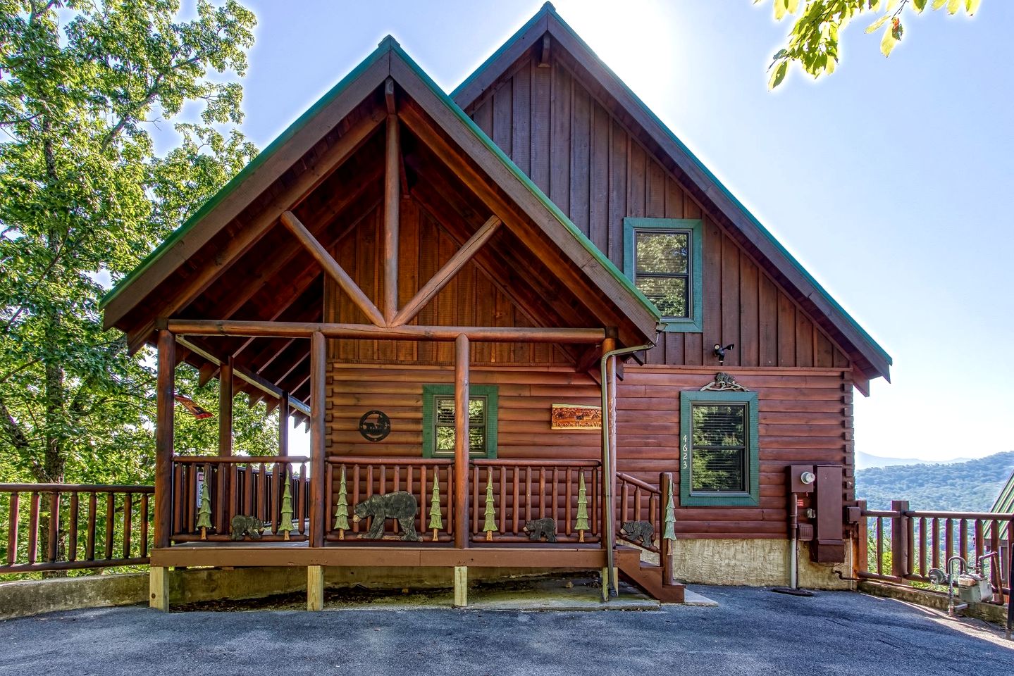 Cabin Retreat with Jacuzzi, Pool Table and Pool in Pigeon Forge, Tennessee