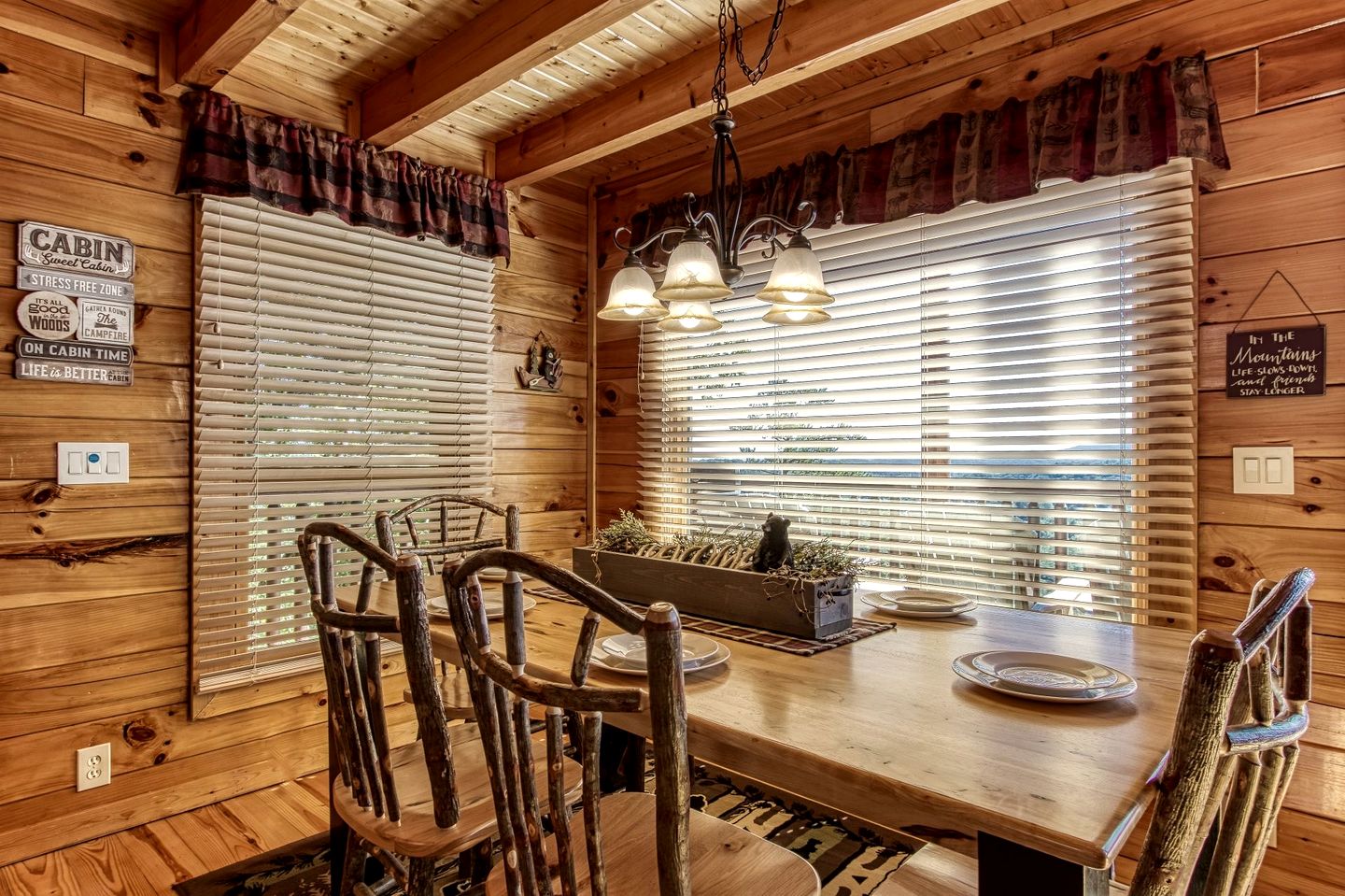 Cabin Retreat with Jacuzzi, Pool Table and Pool in Pigeon Forge, Tennessee