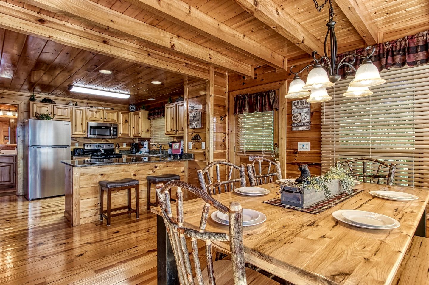 Cabin Retreat with Jacuzzi, Pool Table and Pool in Pigeon Forge, Tennessee