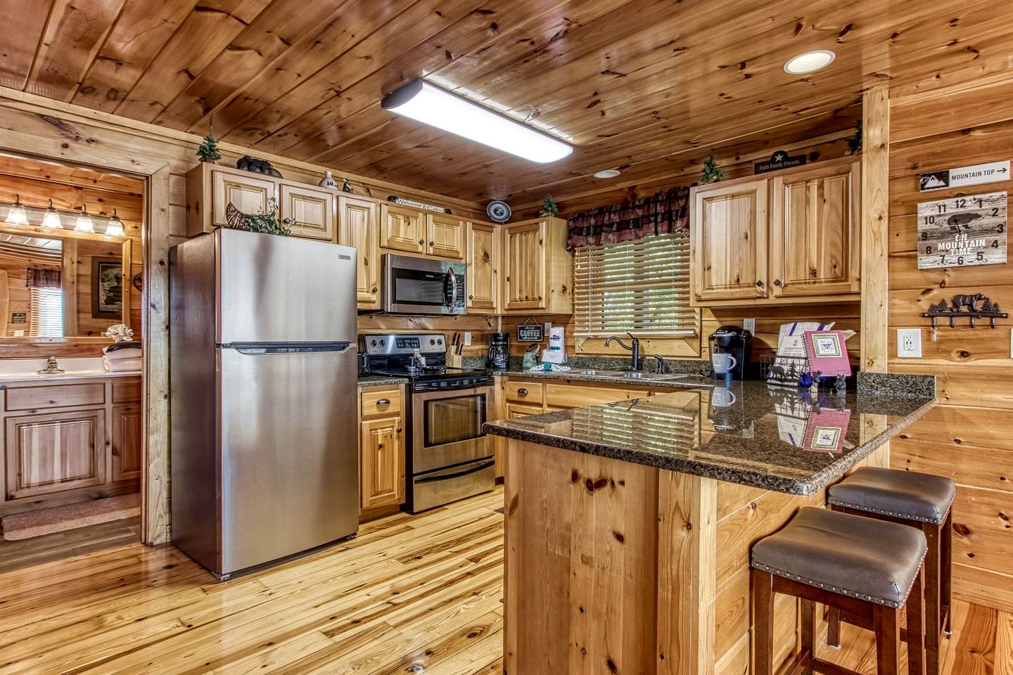 Cabin Retreat with Jacuzzi, Pool Table and Pool in Pigeon Forge, Tennessee