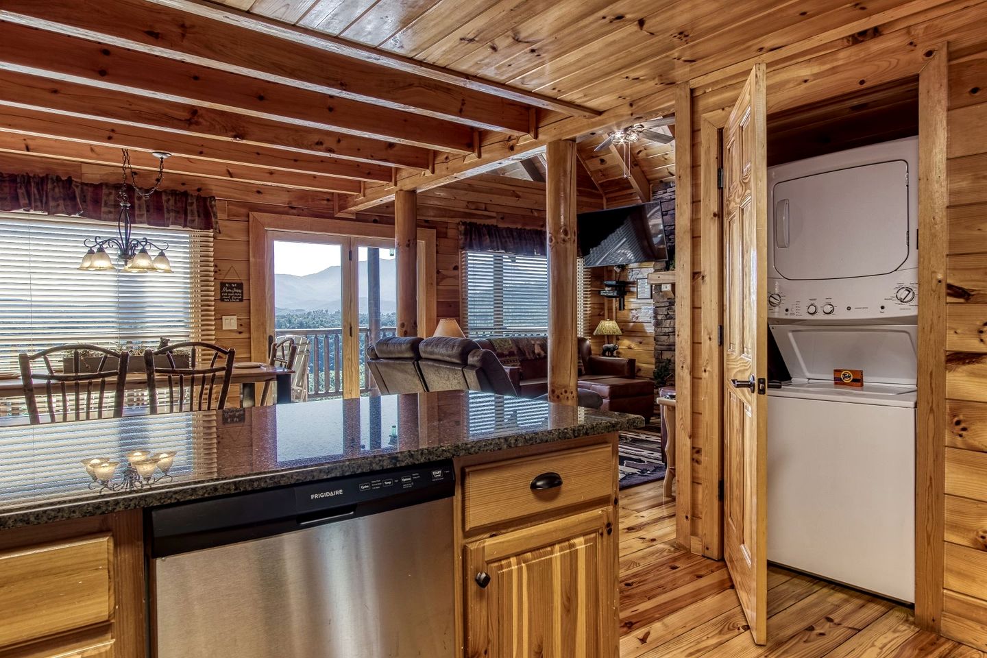 Cabin Retreat with Jacuzzi, Pool Table and Pool in Pigeon Forge, Tennessee