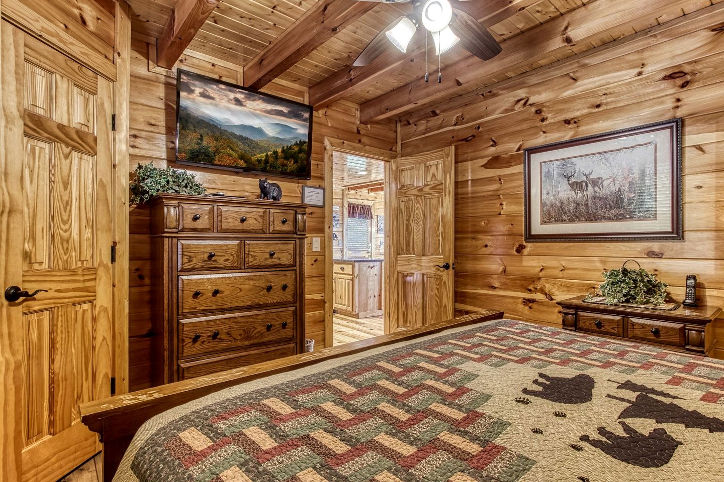 Cabin Retreat with Jacuzzi, Pool Table and Pool in Pigeon Forge, Tennessee