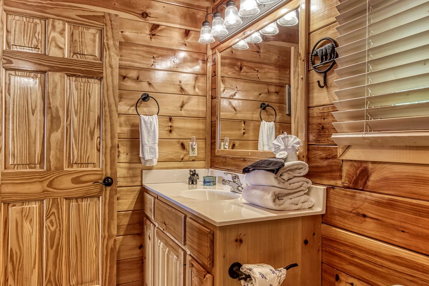 Cabin Retreat with Jacuzzi, Pool Table and Pool in Pigeon Forge, Tennessee