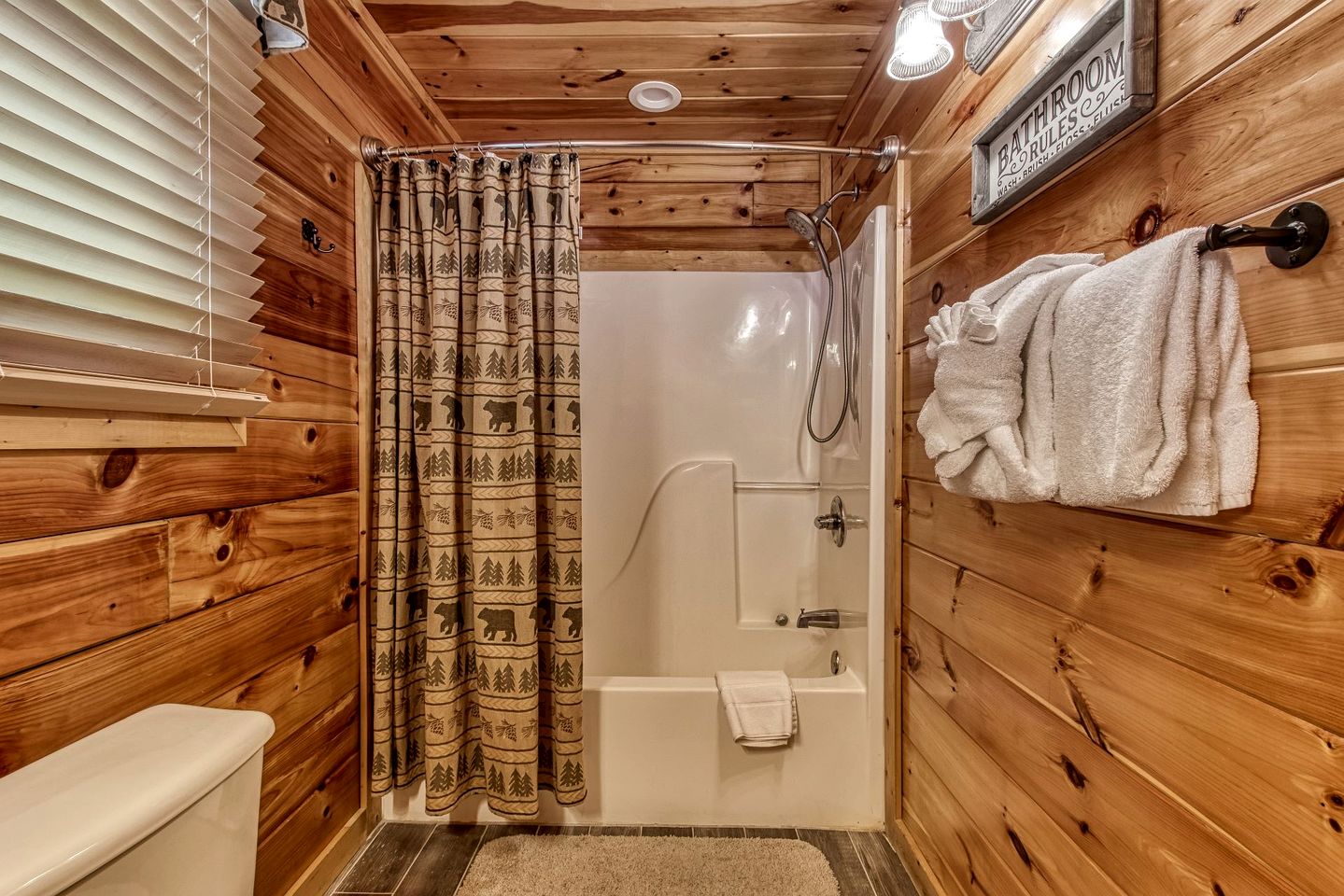 Cabin Retreat with Jacuzzi, Pool Table and Pool in Pigeon Forge, Tennessee