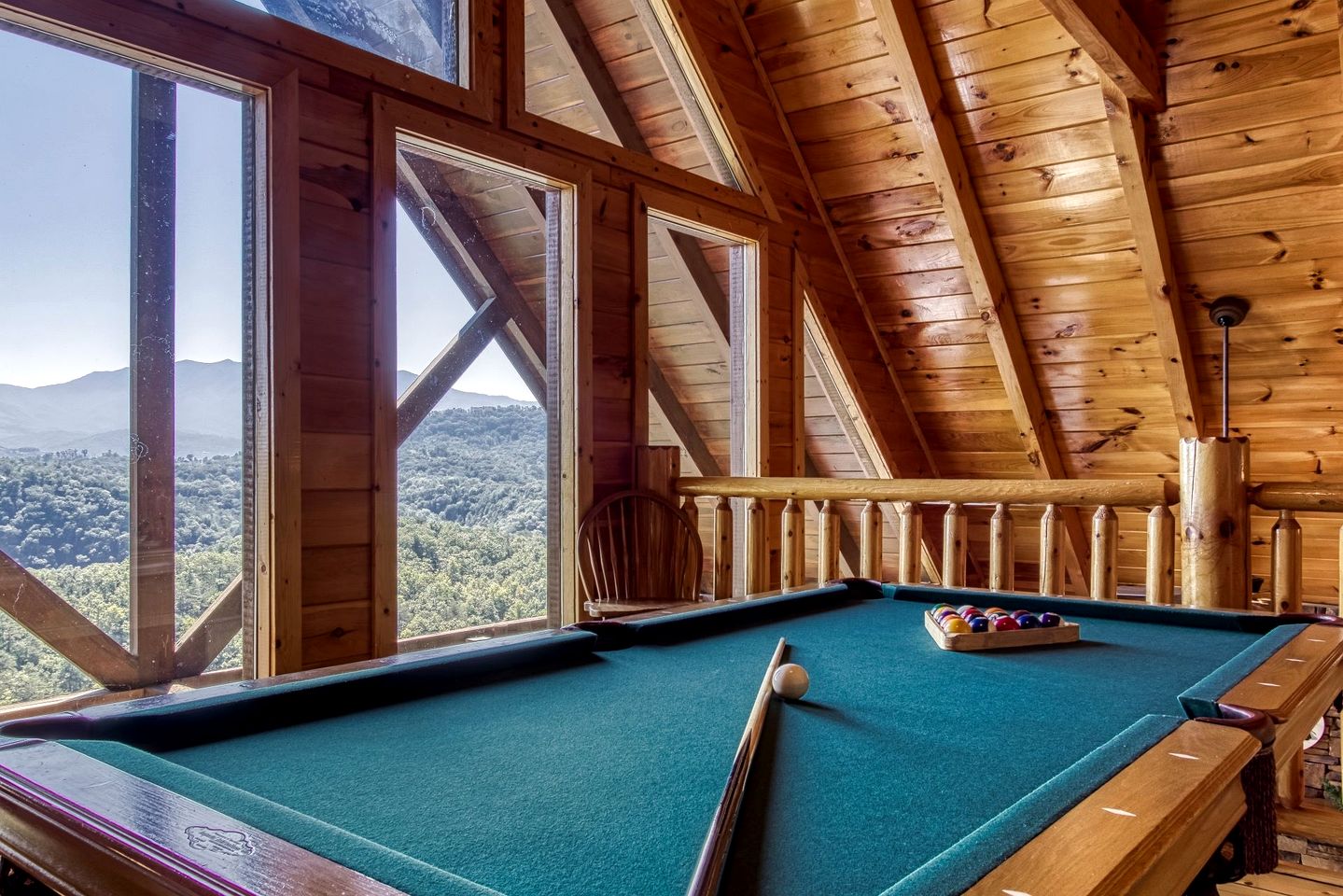 Cabin Retreat with Jacuzzi, Pool Table and Pool in Pigeon Forge, Tennessee