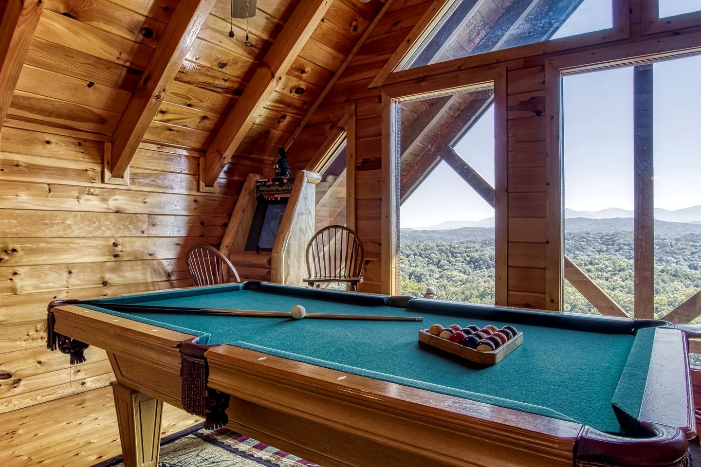 Cabin Retreat with Jacuzzi, Pool Table and Pool in Pigeon Forge, Tennessee