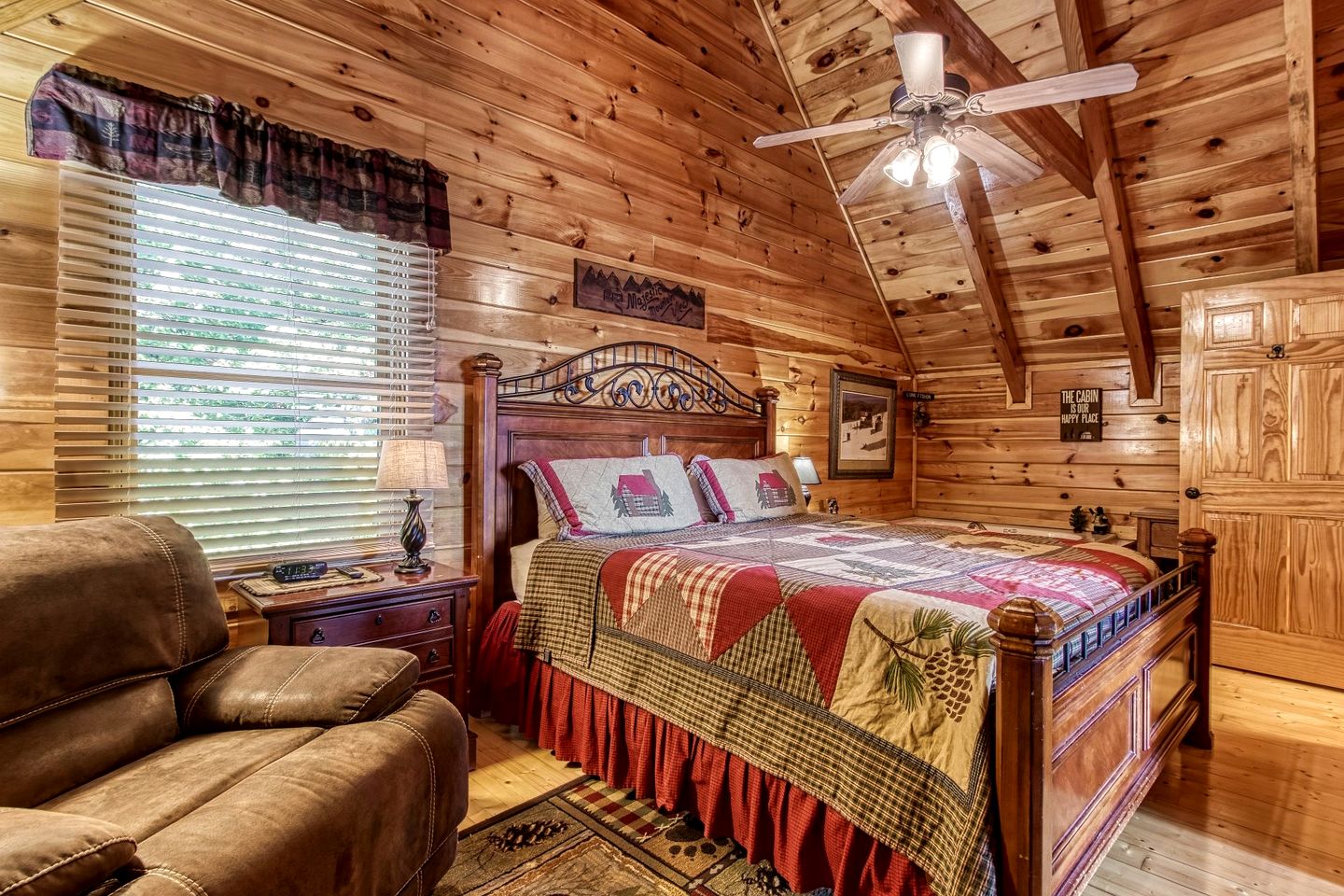 Cabin Retreat with Jacuzzi, Pool Table and Pool in Pigeon Forge, Tennessee