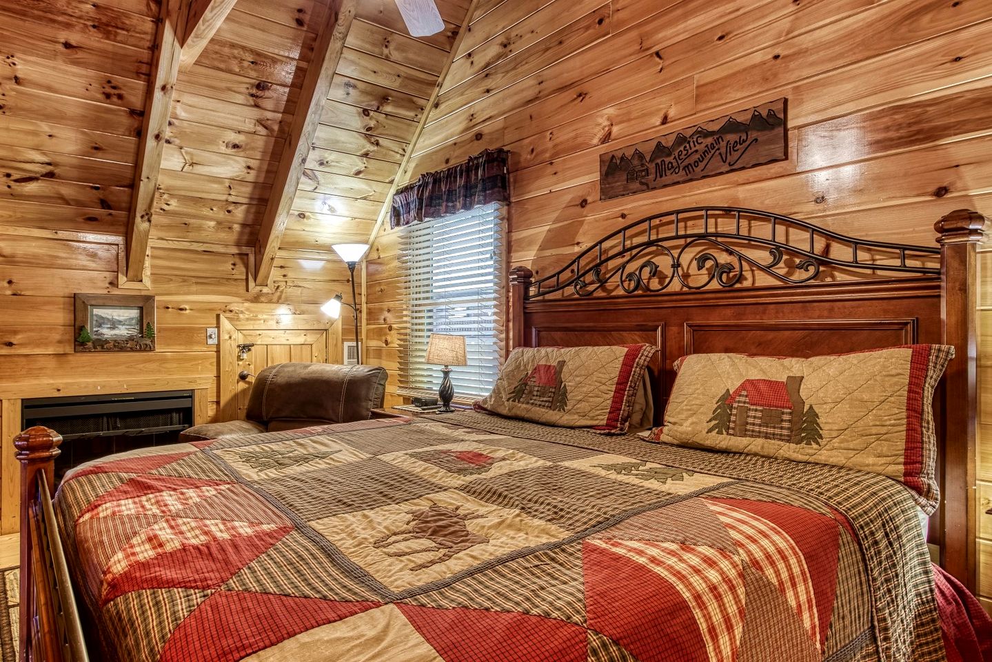 Cabin Retreat with Jacuzzi, Pool Table and Pool in Pigeon Forge, Tennessee